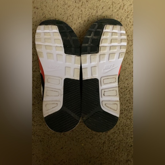 Women’s Nike air size 9 red white black - Picture 6 of 6